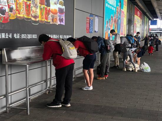 深圳湾口岸出入境旅客都在认真填写健康申报卡