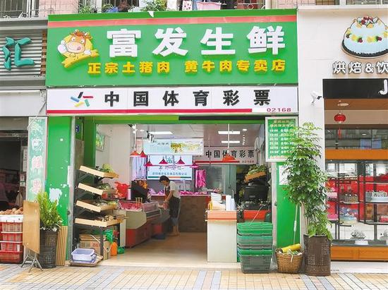 福田区梅山街几百米路段就有好几家生鲜店。
