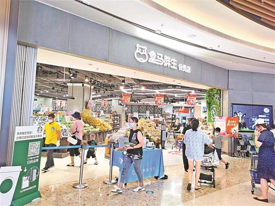 　8月29日，深圳盒马第二批10家门店恢复营业，顾客正在有序购物。 受访单位供图