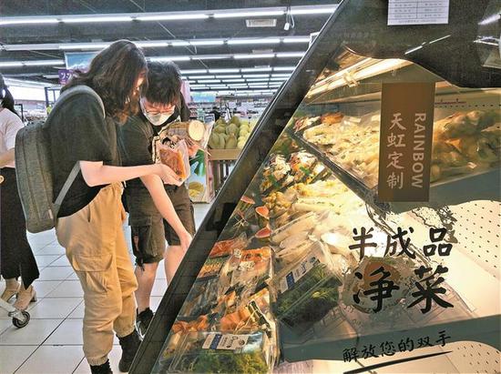 ▲市民选购半成品菜。