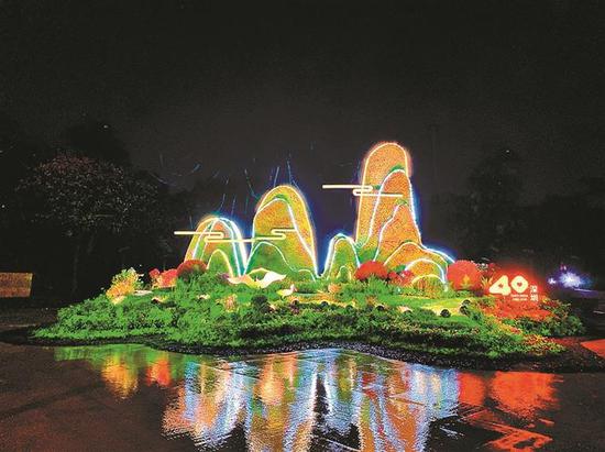 大沙河公园“绿水青山”大型绿雕夜景。