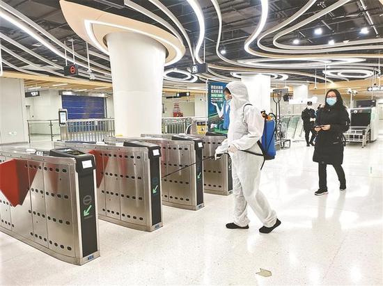 ▲地铁工作人员正在车站内进行防疫消毒。深圳晚报记者 董玉含 摄