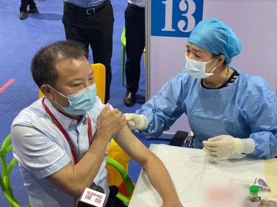 ▲康泰生物董事长杜伟民带头接种自家生产疫苗，传递信心。