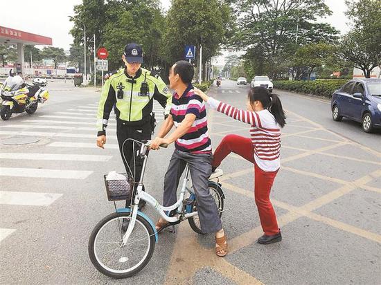 执法人员现场劝导市民不安全驾驶行为。