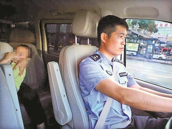 ▲民警李燕京驾驶警车送昊昊前往市儿童医院。