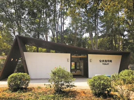宝安通过对公厕环境大揭底,发布“宝安公厕红黑榜”等方式,持续推进“厕所革命”。图为漂亮整洁的安乐社区公园公厕。