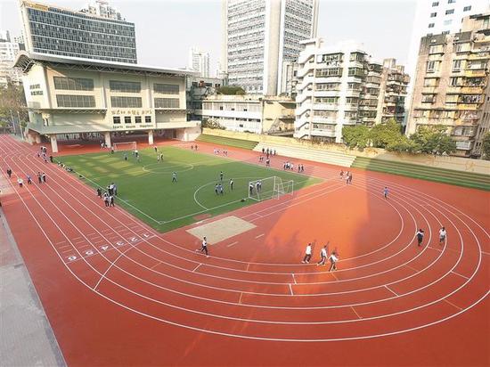 深圳外国语学校初中部运动场全景。