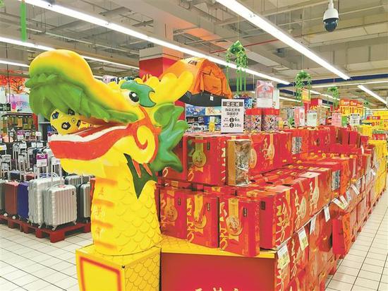 　在福田一大型超市，琳琅满目的各式粽子被摆在了显眼的位置。深圳晚报记者 李超 摄