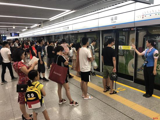 深圳地铁客流量破600万人次 两线路日客流量超百万
