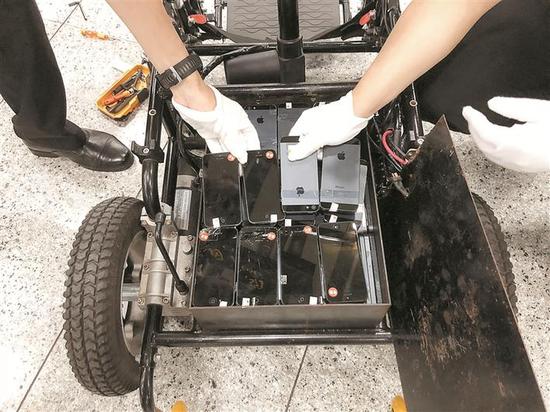 ▲深圳海关截获旅客藏匿在电动轮椅里的手机。