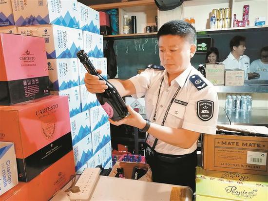 市市场和质量监管委执法人员对酒吧经营售卖的酒水产品进行检查。 深圳晚报记者 李超 摄
