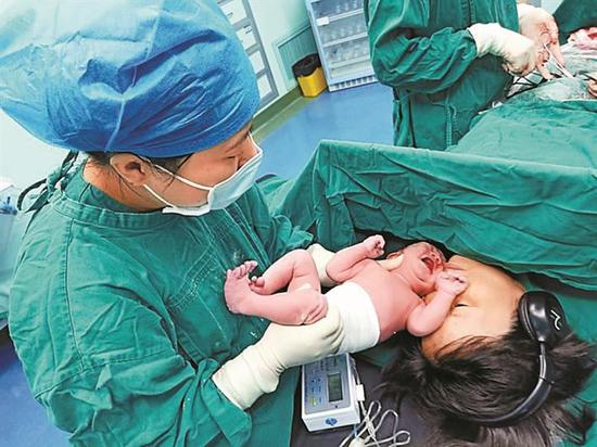 一名“山竹”宝宝在台风天顺利出生。