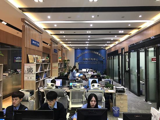 2016年8月,深圳反诈中心成立,利用“打防管控建”,在打击电信诈骗方面取得了不错的成效。澎湃新闻记者 陈绪厚 图
