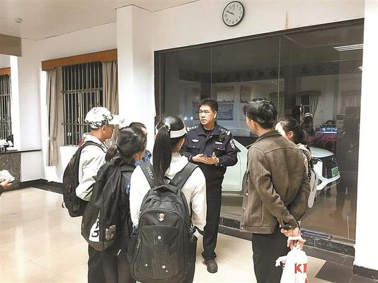 ◀警方工作人员对被救援游客进行教育训诫。
