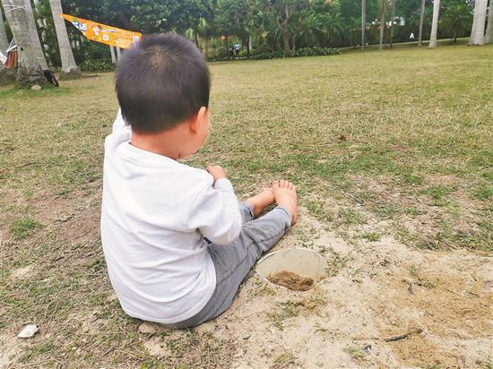 ▲小孩在坑洞旁玩耍。深圳晚报见习记者 罗明 摄