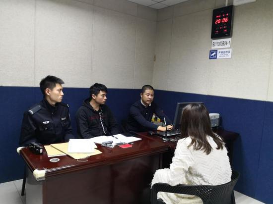 ▲福田警方对涉案嫌疑人进行审讯。