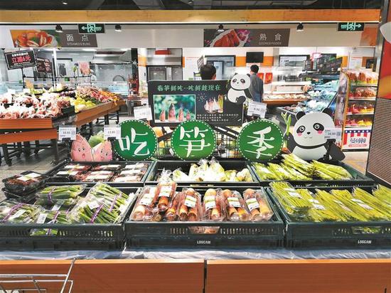▲在某大型超市，商家将不同品种的春笋摆在蔬菜架上。深圳晚报记者 李超 摄