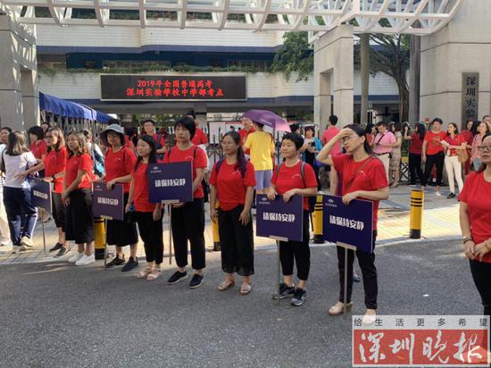 ▲家长义工自发组织起来,来到考点门口维持秩序。
