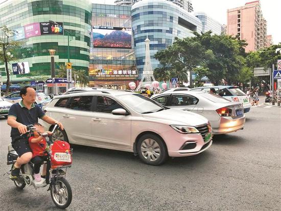 建安一路和新圳西路三岔路口人车混行。 深圳晚报记者 彭彩萍 摄