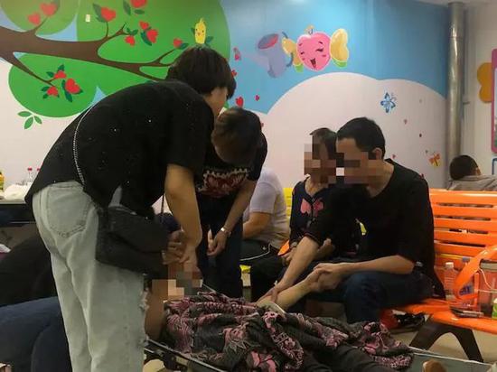 ▲活泼可爱的小孩还是没能挺过来，在父亲节这天永远离开了。ICU 门外的孩子父亲神色凝重，紧紧握着孩子母亲的手。 深圳晚报记者秦瑶 摄