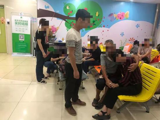 ▲画面中哭泣不止的是孩子奶奶，得知孩子离世后，一直陷入悲痛中。 深圳晚报记者秦瑶 摄