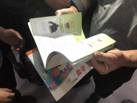 ▲孩子的作业和书本，家属介绍，孩子学习非常认真，作业常常都是 100 分。学校现阶段只教了 20 以内的加减法，孩子却掌握了 100 以内加减法。深圳晚报记者秦瑶 摄