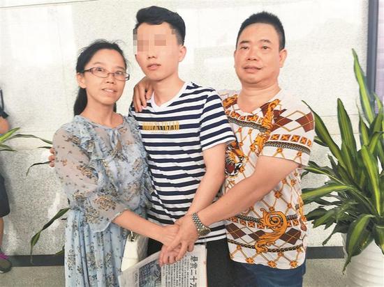 徐远灵夫妻俩终于和失踪19年的儿子重逢了。 深圳晚报记者 伊宵鸿 摄