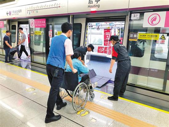 自6月28日起，深圳地铁将免费为需要乘坐地铁的残障人士提供接送服务。 深圳商报记者 廖万育 摄
