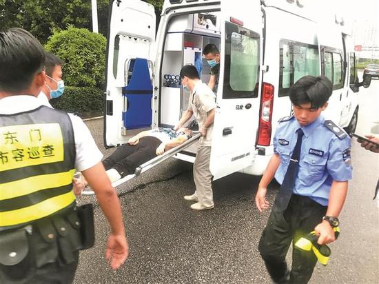 落水者被送往广东公安边防总队医院进行救治。 通讯员 李涛 陈泳西 摄