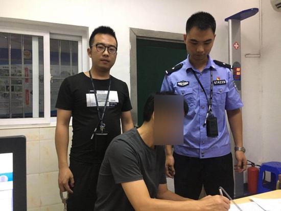 骚扰女下属的男上司被警方依法行政拘留。