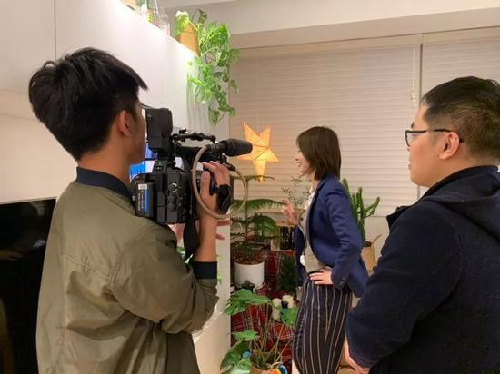 摄制组正在工作。受访者供图