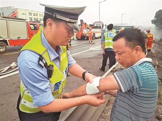 刘海峰生前在高速公路帮助市民。