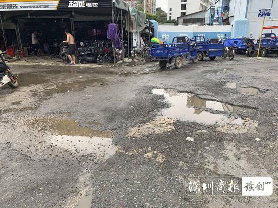 农贸市场路面坑洼,路面容易产生积水。