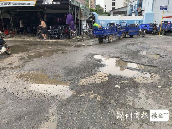 农贸市场路面坑洼，路面容易产生积水。