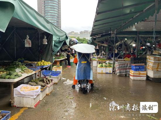 作为承接太子湾市场商户的兴海湾市场，自搬迁以来，环境脏乱差问题存在已久。