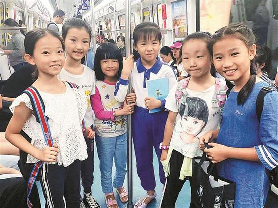 ▲续蔓其(左一)和参与此次地铁送书行动的同学们。本版图片均由受访者提供