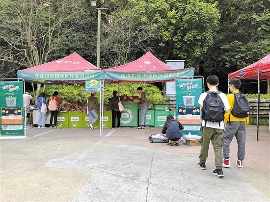 深大粤海校区设置了专用绿色回收点，倡导“把纸箱留在驿站，让资源循环利用”。