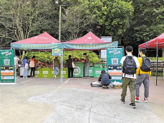 深大粤海校区设置了专用绿色回收点,倡导“把纸箱留在驿站,让资源循环利用”。