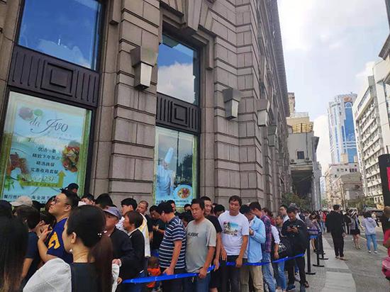 9月26日，周杰伦MV奶茶店在上海外滩开业后，现场大排长队。 澎湃新闻见习记者 张慧 图