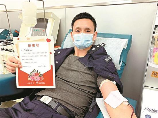 ▲市民到深圳市血液中心献血。市血液中心供图