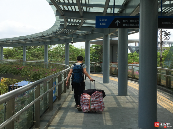 北广场天桥,出境旅客也极少