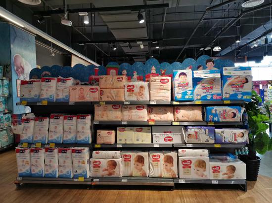 ▲天虹生活超市货架上摆满了纸尿裤商品。