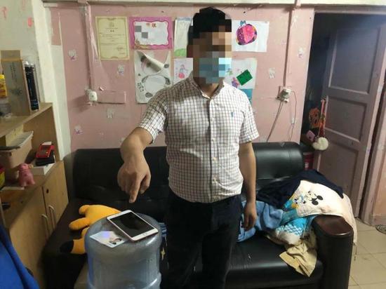 ▲嫌疑人林某指认盗刷的手机和报案人的身份证。