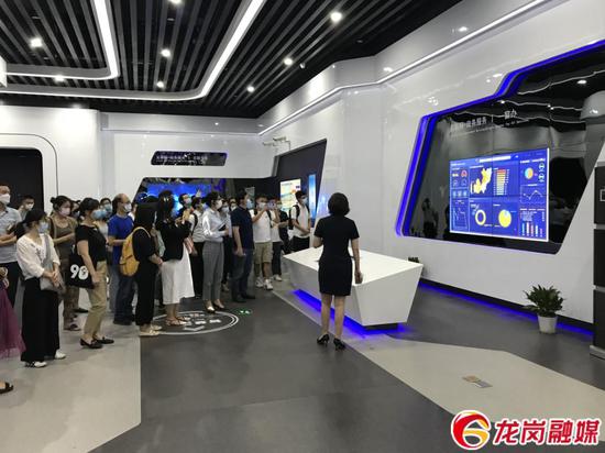 与会代表参观智慧龙岗展示体验中心
