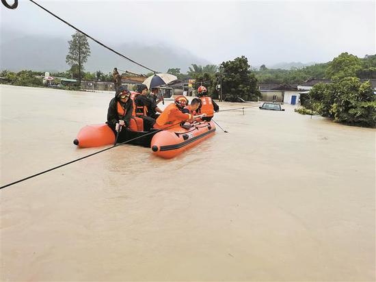 ▲消防人员雨中疏散转移村民。通讯员 刘忆文 黄源 摄