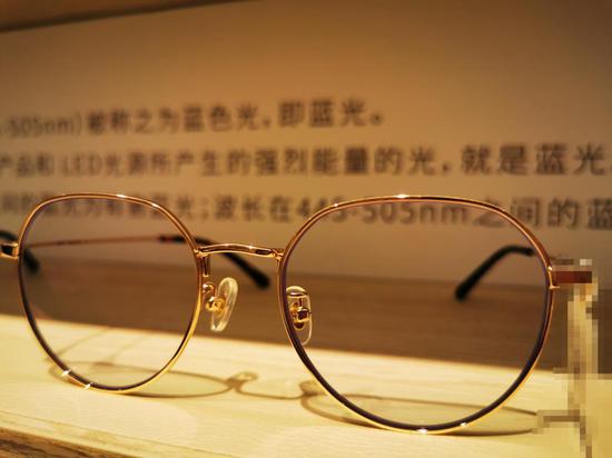 ▲市场上的一款防蓝光眼镜。