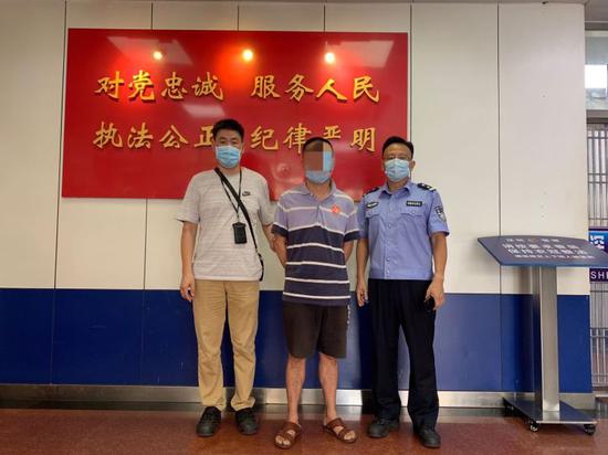 盗窃嫌疑人易某(中间)被南山警方抓获。