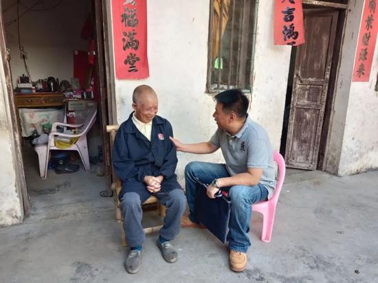 南山区教育局驻河源市连平县油溪镇兴中村第一书记郑伟走访贫困户&nbsp;