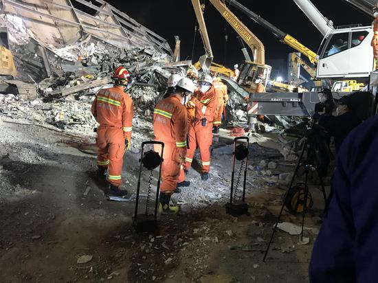 尚为照明提供的应急救援灯具照亮泉州欣佳酒店坍塌现场。