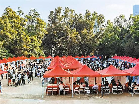 20日下午在深圳大学(粤海校区)石头坞广场举行的深圳大学线下专场招聘会。